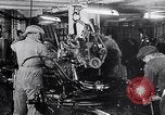 Immagine di Ford auto sulla linea di assemblaggio finale Detroit Michigan USA, 1929, secondo 8 filmato di repertorio 65675030070