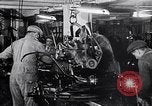 Immagine di Ford auto sulla linea di assemblaggio finale Detroit Michigan USA, 1929, secondo 9 filmato di repertorio 65675030070