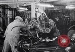 Immagine di Ford auto sulla linea di assemblaggio finale Detroit Michigan USA, 1929, secondo 12 filmato di repertorio 65675030070