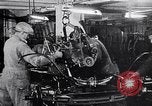 Immagine di Ford auto sulla linea di assemblaggio finale Detroit Michigan USA, 1929, secondo 15 filmato di repertorio 65675030070