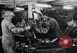 Immagine di Ford auto sulla linea di assemblaggio finale Detroit Michigan USA, 1929, secondo 16 filmato di repertorio 65675030070