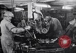 Immagine di Ford auto sulla linea di assemblaggio finale Detroit Michigan USA, 1929, secondo 17 filmato di repertorio 65675030070