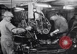 Immagine di Ford auto sulla linea di assemblaggio finale Detroit Michigan USA, 1929, secondo 18 filmato di repertorio 65675030070