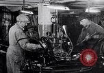 Immagine di Ford auto sulla linea di assemblaggio finale Detroit Michigan USA, 1929, secondo 20 filmato di repertorio 65675030070
