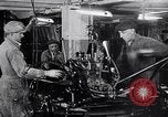 Immagine di Ford auto sulla linea di assemblaggio finale Detroit Michigan USA, 1929, secondo 21 filmato di repertorio 65675030070