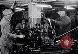 Immagine di Ford auto sulla linea di assemblaggio finale Detroit Michigan USA, 1929, secondo 22 filmato di repertorio 65675030070