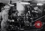 Immagine di Ford auto sulla linea di assemblaggio finale Detroit Michigan USA, 1929, secondo 23 filmato di repertorio 65675030070