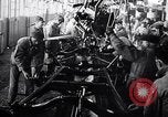 Immagine di Ford auto sulla linea di assemblaggio finale Detroit Michigan USA, 1929, secondo 27 filmato di repertorio 65675030070