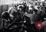 Immagine di Ford auto sulla linea di assemblaggio finale Detroit Michigan USA, 1929, secondo 28 filmato di repertorio 65675030070