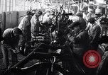 Immagine di Ford auto sulla linea di assemblaggio finale Detroit Michigan USA, 1929, secondo 30 filmato di repertorio 65675030070