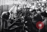 Immagine di Ford auto sulla linea di assemblaggio finale Detroit Michigan USA, 1929, secondo 32 filmato di repertorio 65675030070