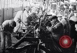 Immagine di Ford auto sulla linea di assemblaggio finale Detroit Michigan USA, 1929, secondo 33 filmato di repertorio 65675030070