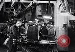 Immagine di Ford auto sulla linea di assemblaggio finale Detroit Michigan USA, 1929, secondo 37 filmato di repertorio 65675030070