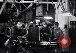 Immagine di Ford auto sulla linea di assemblaggio finale Detroit Michigan USA, 1929, secondo 38 filmato di repertorio 65675030070