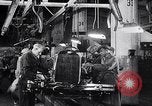 Immagine di Ford auto sulla linea di assemblaggio finale Detroit Michigan USA, 1929, secondo 39 filmato di repertorio 65675030070
