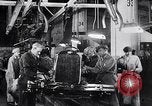 Immagine di Ford auto sulla linea di assemblaggio finale Detroit Michigan USA, 1929, secondo 40 filmato di repertorio 65675030070