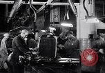 Immagine di Ford auto sulla linea di assemblaggio finale Detroit Michigan USA, 1929, secondo 41 filmato di repertorio 65675030070