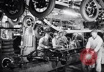 Immagine di Ford auto sulla linea di assemblaggio finale Detroit Michigan USA, 1929, secondo 43 filmato di repertorio 65675030070