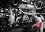 Immagine di Ford auto sulla linea di assemblaggio finale Detroit Michigan USA, 1929, secondo 44 filmato di repertorio 65675030070