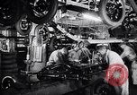 Immagine di Ford auto sulla linea di assemblaggio finale Detroit Michigan USA, 1929, secondo 45 filmato di repertorio 65675030070