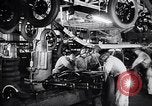 Immagine di Ford auto sulla linea di assemblaggio finale Detroit Michigan USA, 1929, secondo 46 filmato di repertorio 65675030070