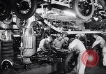 Immagine di Ford auto sulla linea di assemblaggio finale Detroit Michigan USA, 1929, secondo 47 filmato di repertorio 65675030070