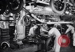 Immagine di Ford auto sulla linea di assemblaggio finale Detroit Michigan USA, 1929, secondo 48 filmato di repertorio 65675030070