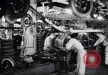 Immagine di Ford auto sulla linea di assemblaggio finale Detroit Michigan USA, 1929, secondo 49 filmato di repertorio 65675030070