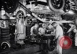 Immagine di Ford auto sulla linea di assemblaggio finale Detroit Michigan USA, 1929, secondo 50 filmato di repertorio 65675030070