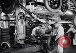 Immagine di Ford auto sulla linea di assemblaggio finale Detroit Michigan USA, 1929, secondo 51 filmato di repertorio 65675030070
