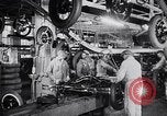 Immagine di Ford auto sulla linea di assemblaggio finale Detroit Michigan USA, 1929, secondo 53 filmato di repertorio 65675030070