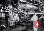 Immagine di Ford auto sulla linea di assemblaggio finale Detroit Michigan USA, 1929, secondo 54 filmato di repertorio 65675030070