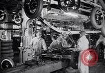 Immagine di Ford auto sulla linea di assemblaggio finale Detroit Michigan USA, 1929, secondo 55 filmato di repertorio 65675030070