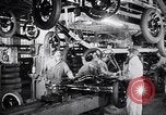 Immagine di Ford auto sulla linea di assemblaggio finale Detroit Michigan USA, 1929, secondo 56 filmato di repertorio 65675030070
