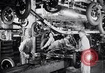 Immagine di Ford auto sulla linea di assemblaggio finale Detroit Michigan USA, 1929, secondo 58 filmato di repertorio 65675030070