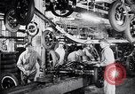 Immagine di Ford auto sulla linea di assemblaggio finale Detroit Michigan USA, 1929, secondo 59 filmato di repertorio 65675030070