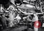 Immagine di Ford auto sulla linea di assemblaggio finale Detroit Michigan USA, 1929, secondo 60 filmato di repertorio 65675030070