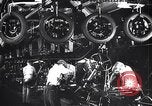 Immagine di Ford auto sulla linea di assemblaggio finale Detroit Michigan USA, 1929, secondo 62 filmato di repertorio 65675030070