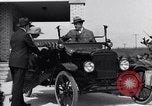 Standbild Ford Model T United States USA, 1920, aus Sekunde 13 historischem Filmmaterial Videoclip 65675030081