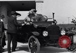 Standbild Ford Model T United States USA, 1920, aus Sekunde 15 historischem Filmmaterial Videoclip 65675030081