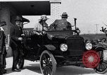 Standbild Ford Model T United States USA, 1920, aus Sekunde 16 historischem Filmmaterial Videoclip 65675030081