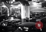 Image final Ford V8 roule hors ligne d'assemblage Chester Pennsylvania USA, 1942, de la seconde 7 séquences d'archives historiques vidéo 65675030125