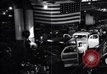 Image final Ford V8 roule hors ligne d'assemblage Chester Pennsylvania USA, 1942, de la seconde 8 séquences d'archives historiques vidéo 65675030125