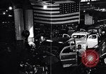 Image final Ford V8 roule hors ligne d'assemblage Chester Pennsylvania USA, 1942, de la seconde 10 séquences d'archives historiques vidéo 65675030125