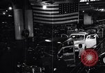 Image final Ford V8 roule hors ligne d'assemblage Chester Pennsylvania USA, 1942, de la seconde 15 séquences d'archives historiques vidéo 65675030125