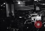Image final Ford V8 roule hors ligne d'assemblage Chester Pennsylvania USA, 1942, de la seconde 16 séquences d'archives historiques vidéo 65675030125