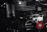 Image final Ford V8 roule hors ligne d'assemblage Chester Pennsylvania USA, 1942, de la seconde 18 séquences d'archives historiques vidéo 65675030125