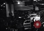 Image final Ford V8 roule hors ligne d'assemblage Chester Pennsylvania USA, 1942, de la seconde 20 séquences d'archives historiques vidéo 65675030125