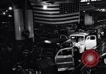 Image final Ford V8 roule hors ligne d'assemblage Chester Pennsylvania USA, 1942, de la seconde 23 séquences d'archives historiques vidéo 65675030125