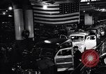 Image final Ford V8 roule hors ligne d'assemblage Chester Pennsylvania USA, 1942, de la seconde 24 séquences d'archives historiques vidéo 65675030125
